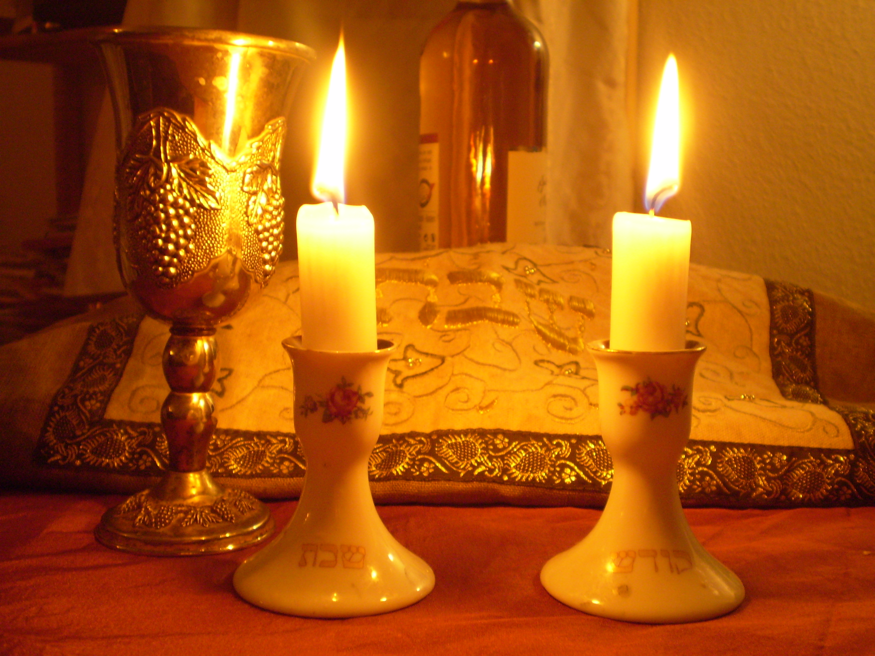 http://templeisraelnh.files.wordpress.com/2011/05/shabbat_candles.jpg